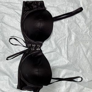 Gothic bra from the 2000s great for clubbing <3